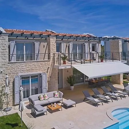 Willa Flamingo